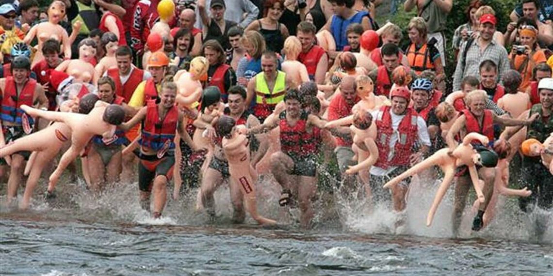 Заплыв на резиновых женщинах